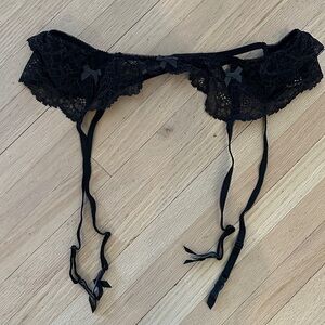 Brand New - Victorias Secret Elegant Black Lace Garter Belt with Bows M/L